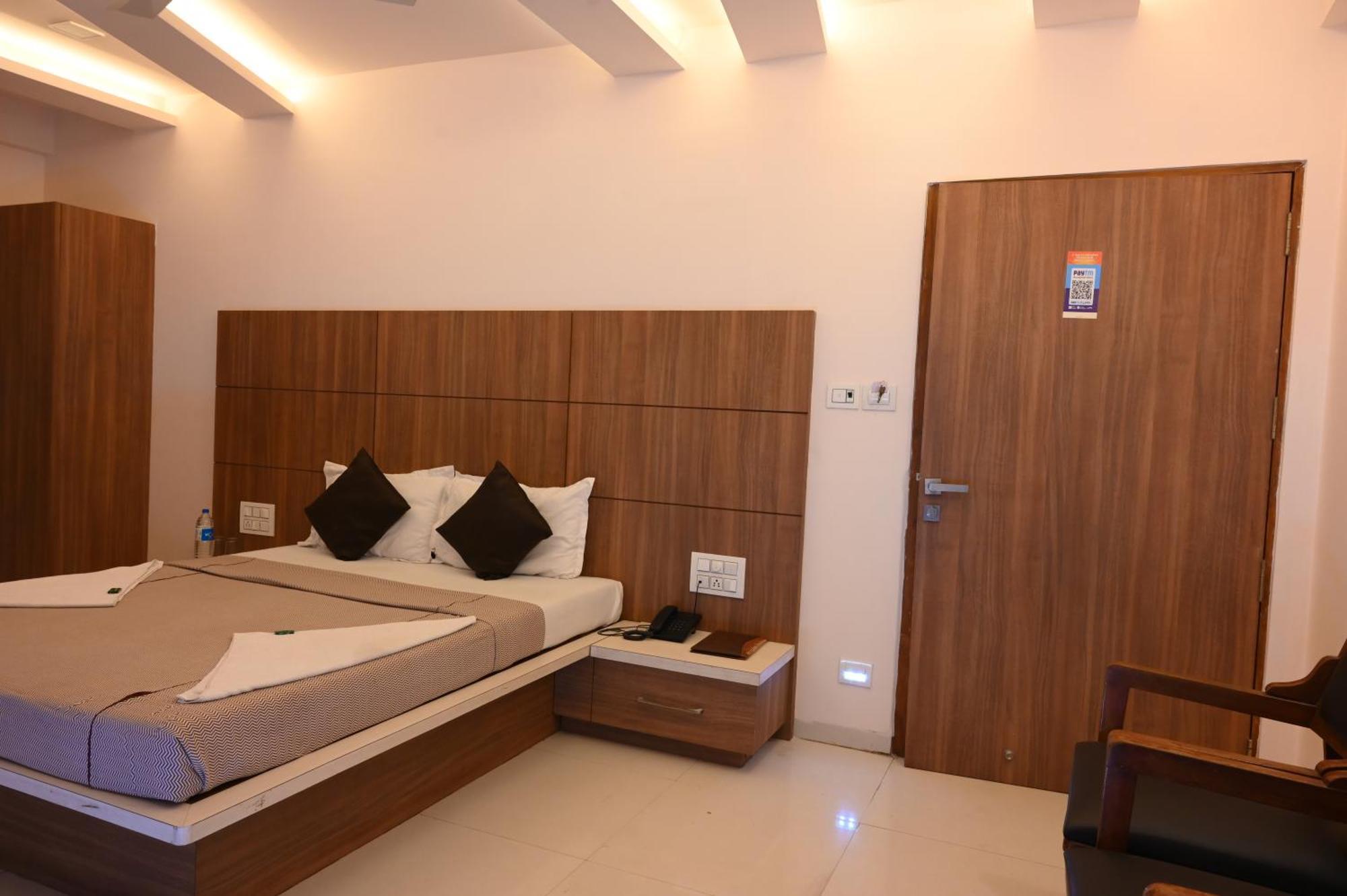 Hotel Ramkrishna Inn Kolhapur Exteriör bild