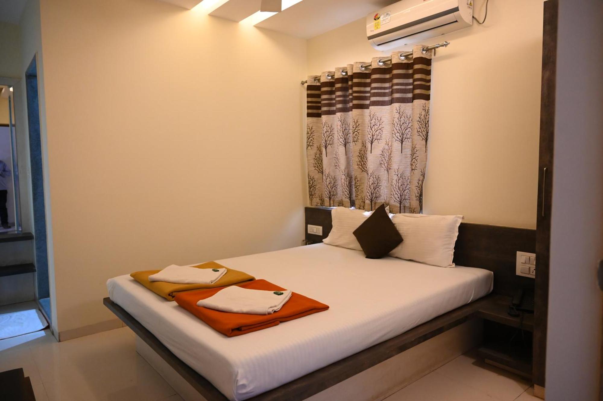 Hotel Ramkrishna Inn Kolhapur Exteriör bild