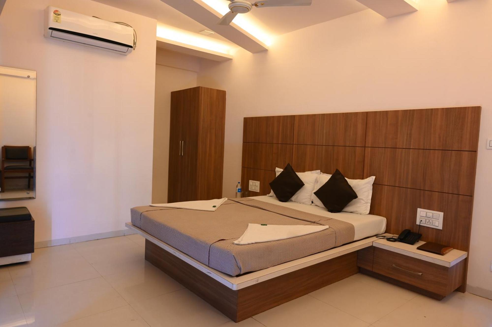 Hotel Ramkrishna Inn Kolhapur Exteriör bild