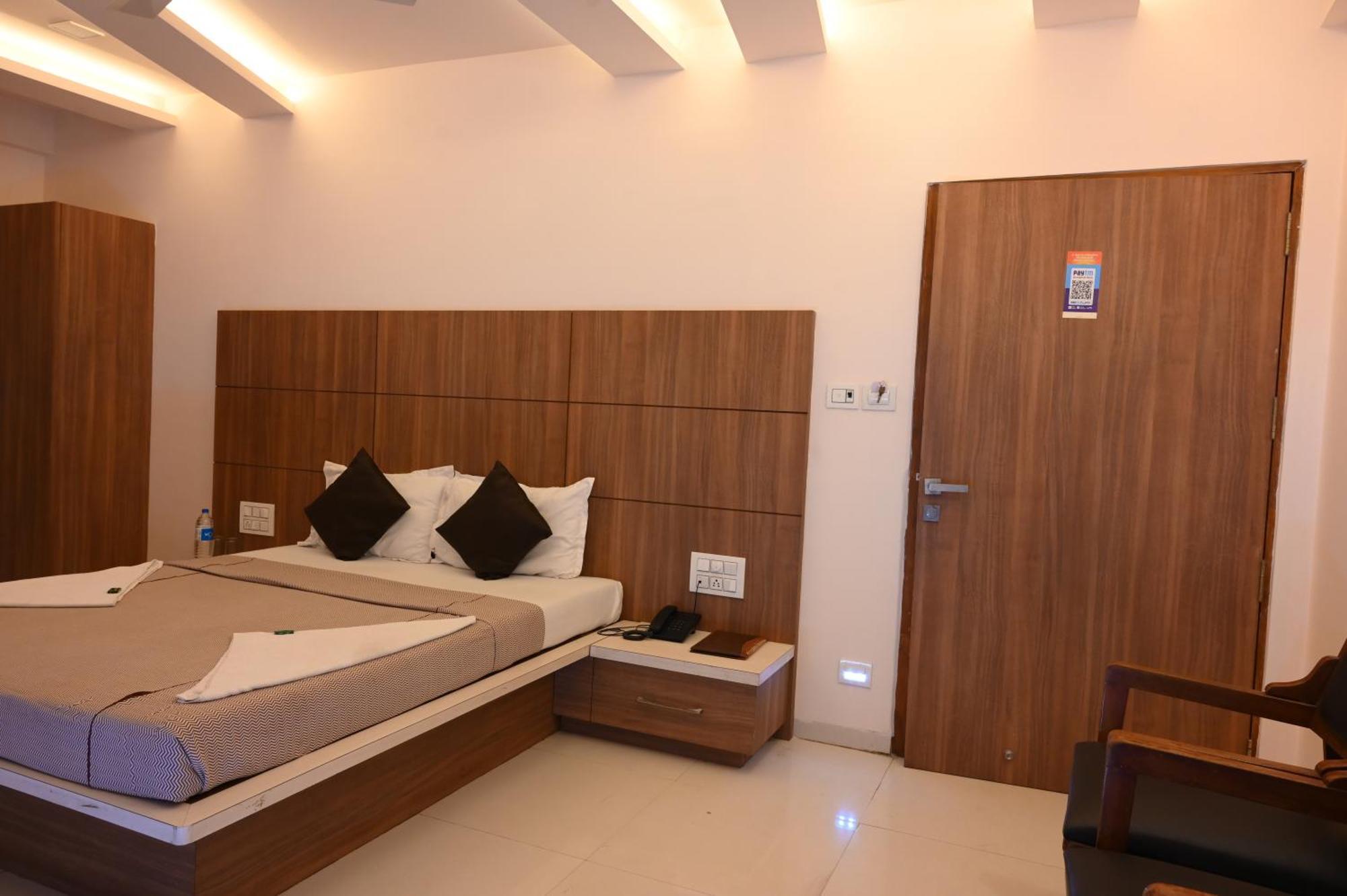 Hotel Ramkrishna Inn Kolhapur Exteriör bild