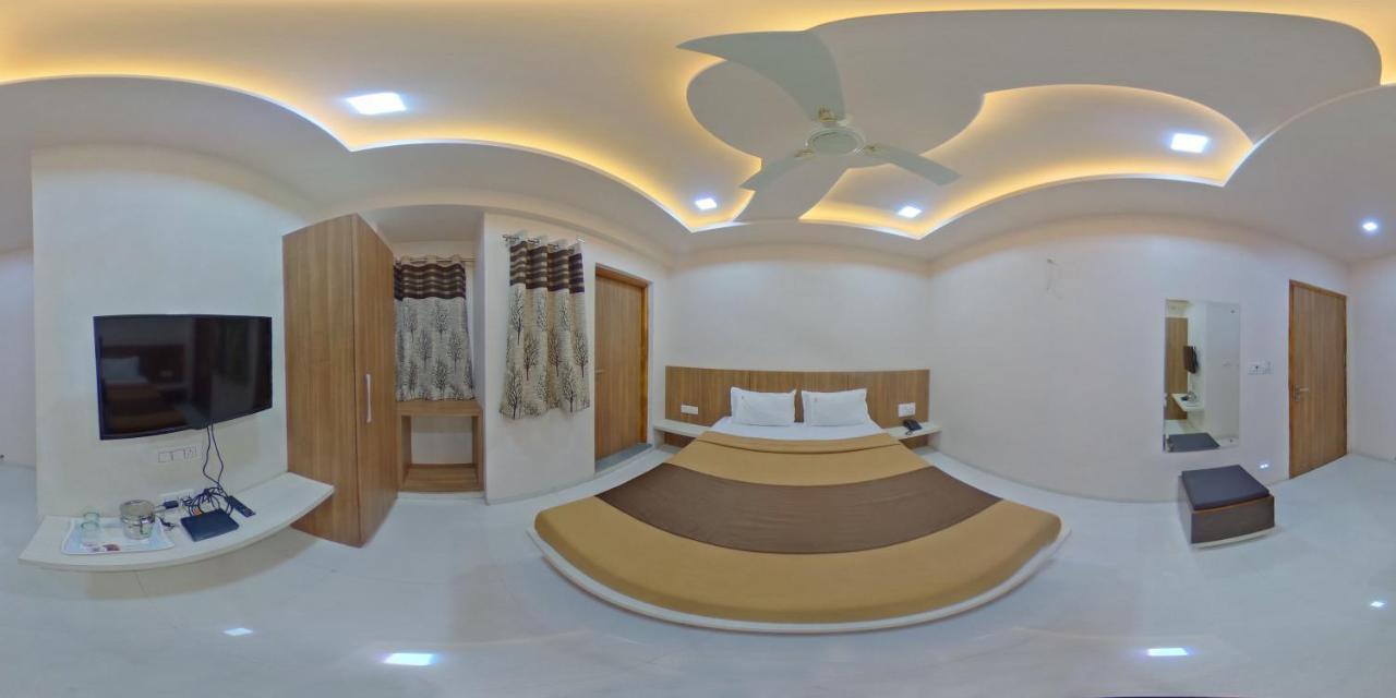 Hotel Ramkrishna Inn Kolhapur Exteriör bild